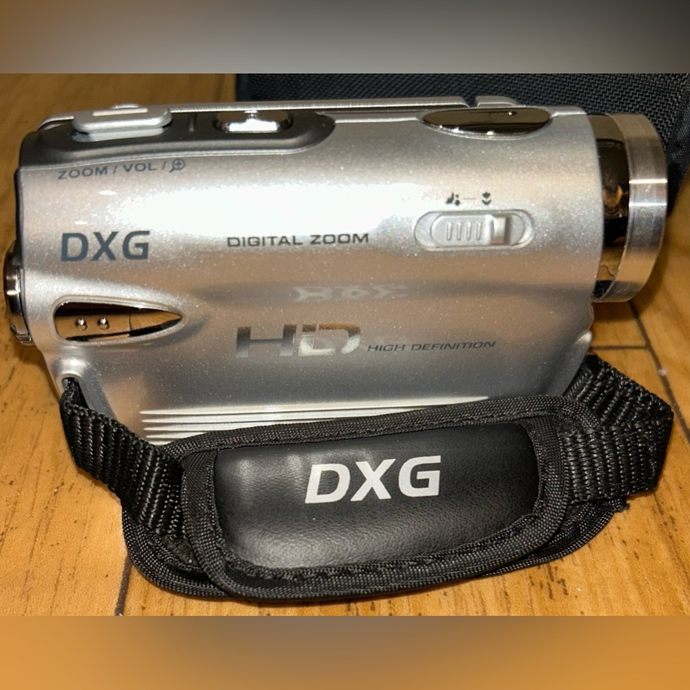 Silver HD Video Camera - Picture 3 of 8